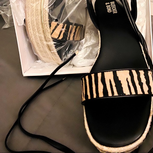 Black and Tan Tiger stripes sandals - Picture 2 of 5